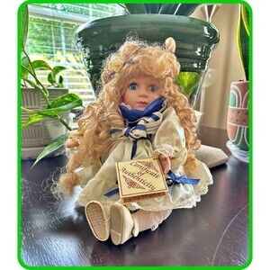 Vintage Dandee 80's SOFT EXPRESSION PORCELAIN DOLL MUSIC BOX w/ Movement